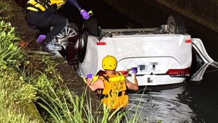 宜蘭女開車自撞電桿翻落大排　溺水昏迷搶救中