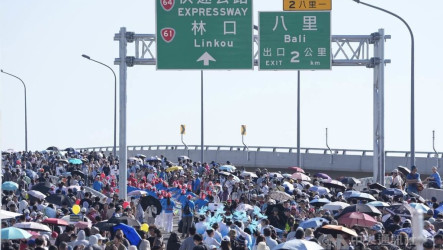 小鹿氣球領軍逾30遊行團體　萬人漫步淡江大橋