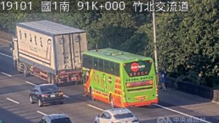 國1竹北段遊覽車撞凹大貨車車斗　26乘客驚嚇無人傷