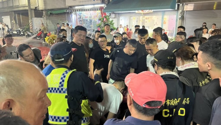 大甲媽回鑾插曲　醉男推擠民眾咆哮遭警壓制管束