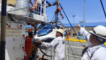 菲律賓民團赴南海  駕水上摩托車揮國旗宣示主權