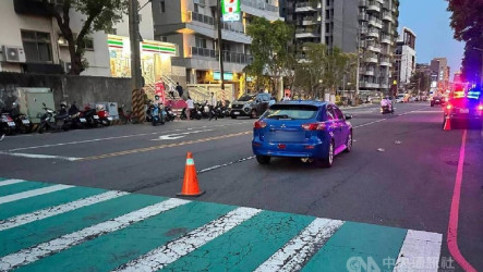 台中男開車轉彎撞上行人　女子搶救2天不治