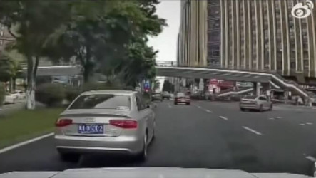 成都鬧區開車蓄意衝撞多人倒地  警方通報1死11傷