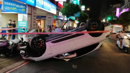 新北永和轎車衝撞變電箱翻覆　肇事駕駛涉毒駕