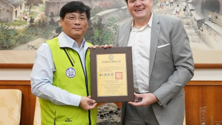 美在台協會高雄分處長辭行 澎湖副縣長贈榮譽縣民證