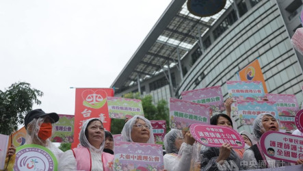 上千護理師風雨中怒吼　包圍衛福部要求護病比入法