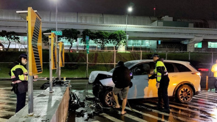 桃機塔台路租賃車自撞防撞桿  釀1死2傷事故