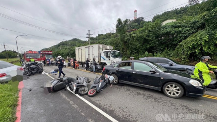 撿手機釀8車連撞 新北自小客駕駛毒檢陽性送辦