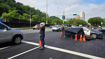 北市南港曳引車碰撞機車　男騎士當場身亡