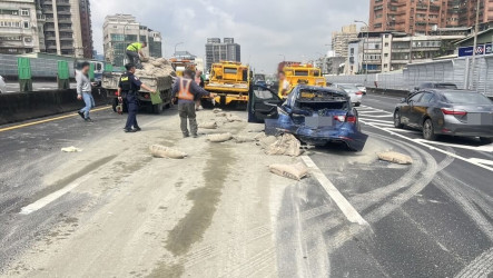 國1汐止路段5車連環撞　2駕駛輕傷送醫
