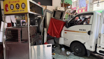 台中小貨車突失控　連撞攤架、路邊機車
