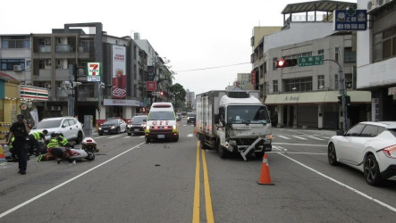 台中北區小貨車與機車碰撞　騎士傷重不治