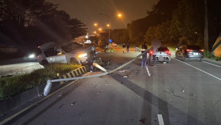 男疑疲勞駕車竹南撞倒路燈　殃及對向汽機車2輕傷