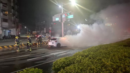 台中轎車火警一度傳爆炸聲　警消馳援撲滅無人傷