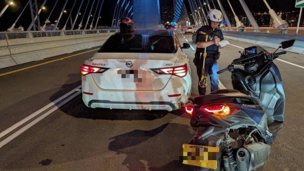 新北淡江大橋通車首起車禍　重機和小客車擦撞