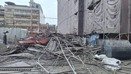 新北新莊工地鷹架倒1死1傷　市府勒令停工罰9萬