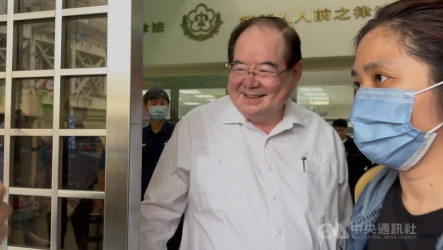 座車疑被裝追蹤器　新北檢傳李乾龍、尹乃菁說明