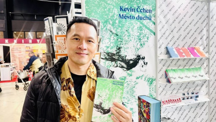 陳思宏駐村捷克寫新小說　走訪火葬場與法醫中心取材