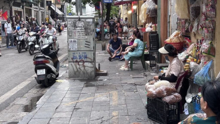 河內打擊占用人行道  還路於民與街頭經濟難兩全