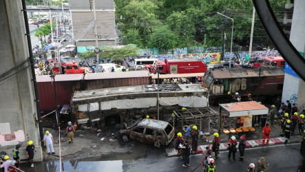 曼谷火車撞巴士8死　列車司機無照且毒品尿檢陽性
