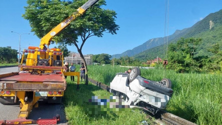 花蓮自小客車撞路樹　駕駛受困車內救出送醫不治