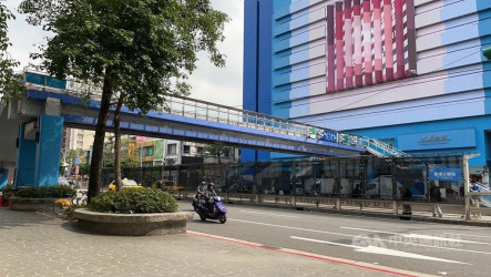 水源市場天橋玻璃上漆遭疑阻標語　北市：美化工程