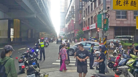 新北中和車禍涉毒駕　汽車撞擊機車2人送醫