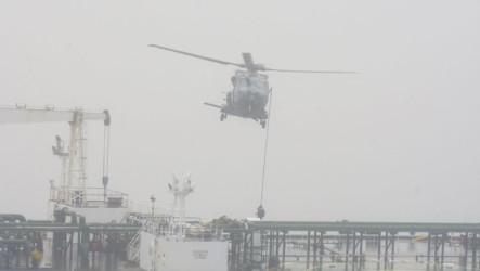 法聯手夥伴扣押俄影子艦隊油輪　突擊隊直升機垂降登船