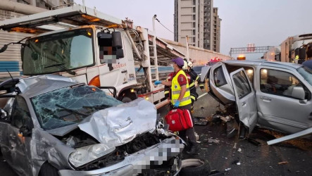 國道2號桃園八德段10車連環撞  7人受傷送醫