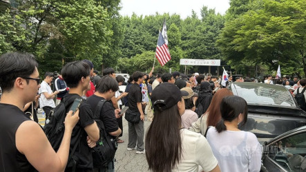 韓國部分民眾投票所抗議  高喊採取台灣投票方式