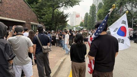 韓國首爾投票所選票不足爭議  示威群眾仍未散去