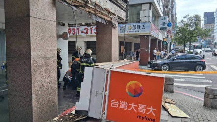 北市東區電信業者招牌掉落　2女被砸傷3機車受損