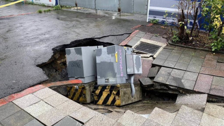 台北雨勢不斷 大同區人行道塌陷變電箱倒塌