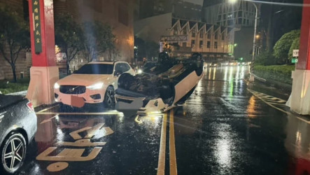 彰化大雨視線差　休旅車撞八卦山牌樓翻車