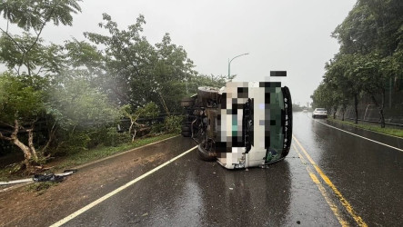 陽金公路公車側翻　司機與乘客共2人受傷送醫
