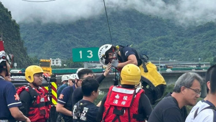 雨天巡視國道6號橋梁遇溪水暴漲　3工人受困獲救