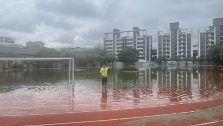 台中雨勢不斷　民代批清水國小操場積水如水池