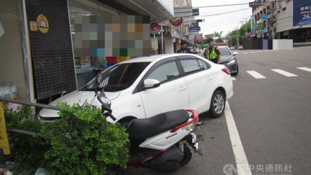 台中男開車迴轉疑誤踩油門　失控撞機車與商店釀1傷