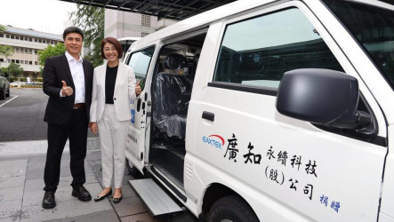 南投縣府獲捐復康巴士　長輩就醫外出更便利