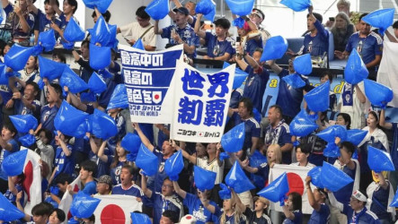 世足日本球迷傳承美德　離席清掃座位區不留垃圾