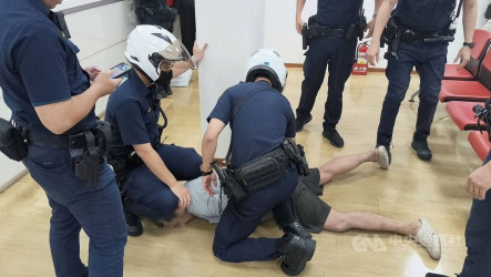 持剪刀闖銀行搶40萬　新北板橋警4分鐘壓制逮捕