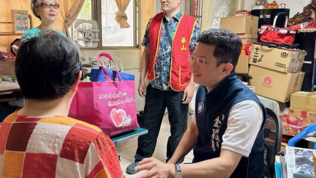 華山端午送愛到宅　新北市議員贈粽關懷長者
