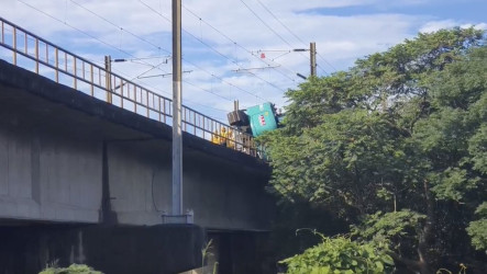 工程怪手翻覆卡鐵軌　台鐵苗栗至竹南段列車延誤