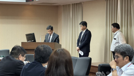 工程怪手翻覆卡鐵軌　台鐵：下午1時恢復正常行駛