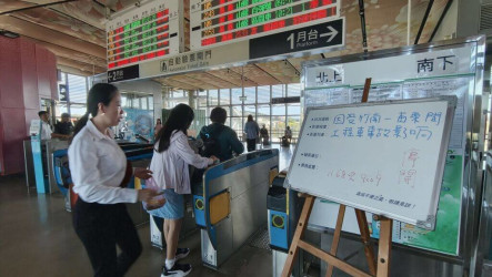 台鐵工程怪手翻覆致列車延誤　苗栗竹南通勤族苦等