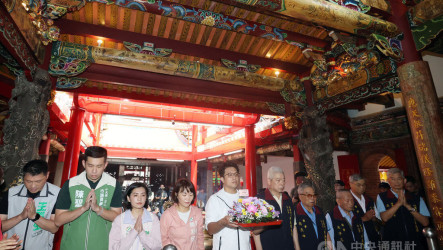 蔣萬安合體議員拍照  沈伯洋：聽市民聲音才具意義