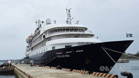 島嶼天空號郵輪掛靠馬公港　遊客晚間海上賞花火