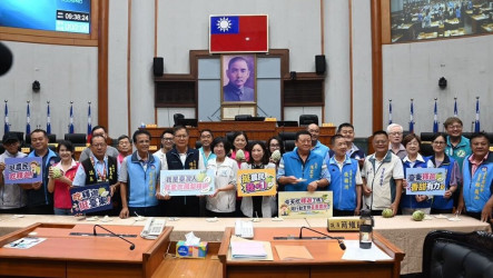 台東縣議會挺釋迦農 陳瑩邀梁文傑品嚐鳳梨釋迦冰棒