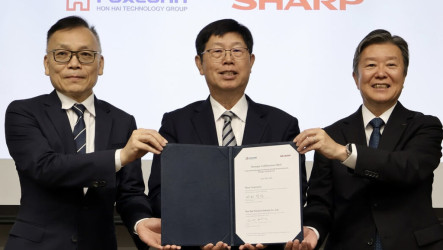 鴻海攜夏普策略合作　攻AI基建能源機器人