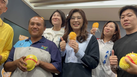 赴台東主持中常會 鄭麗文：吃鳳梨釋迦可推動和平